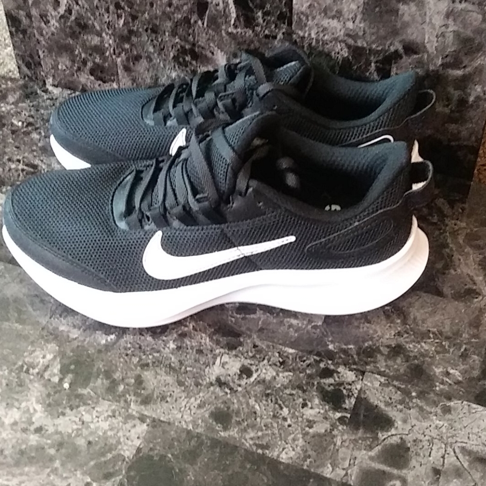 New women's Nike run all day sneakers size 8.5